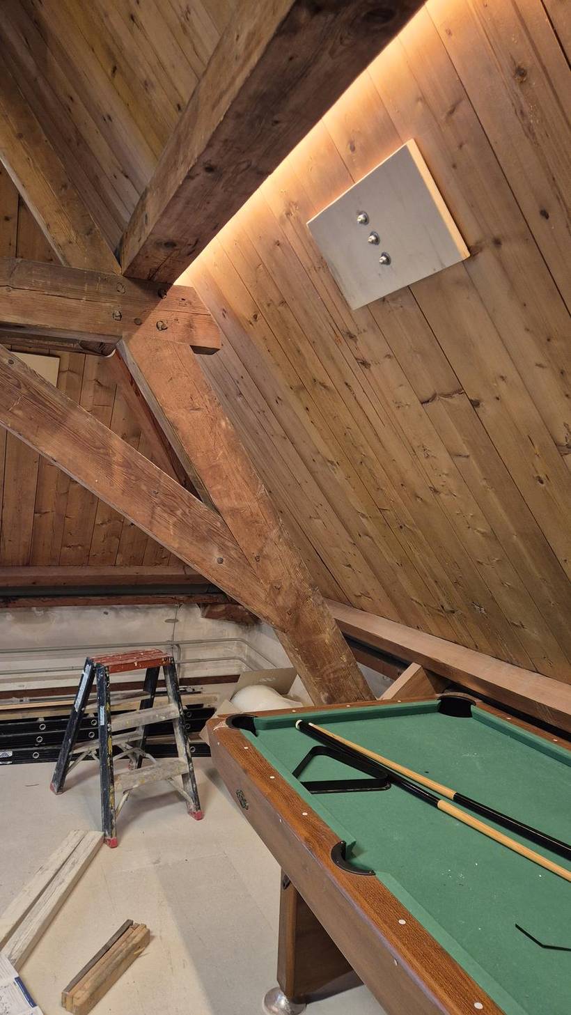 De biljartkamer, met licht dat het beschot aanzet in plaats van de ruimte plat te verlichten