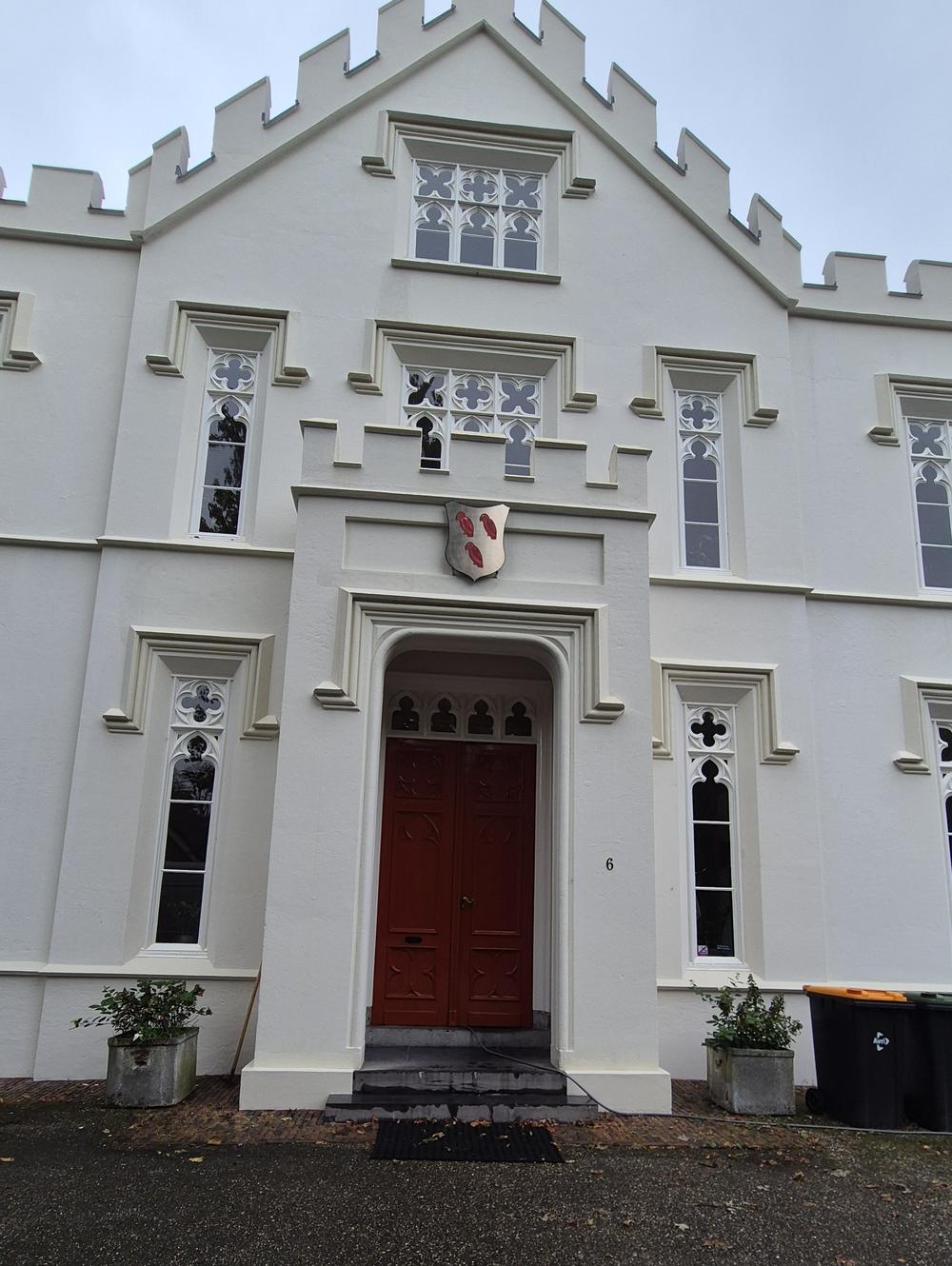 De voorgevel van Slot Rossum