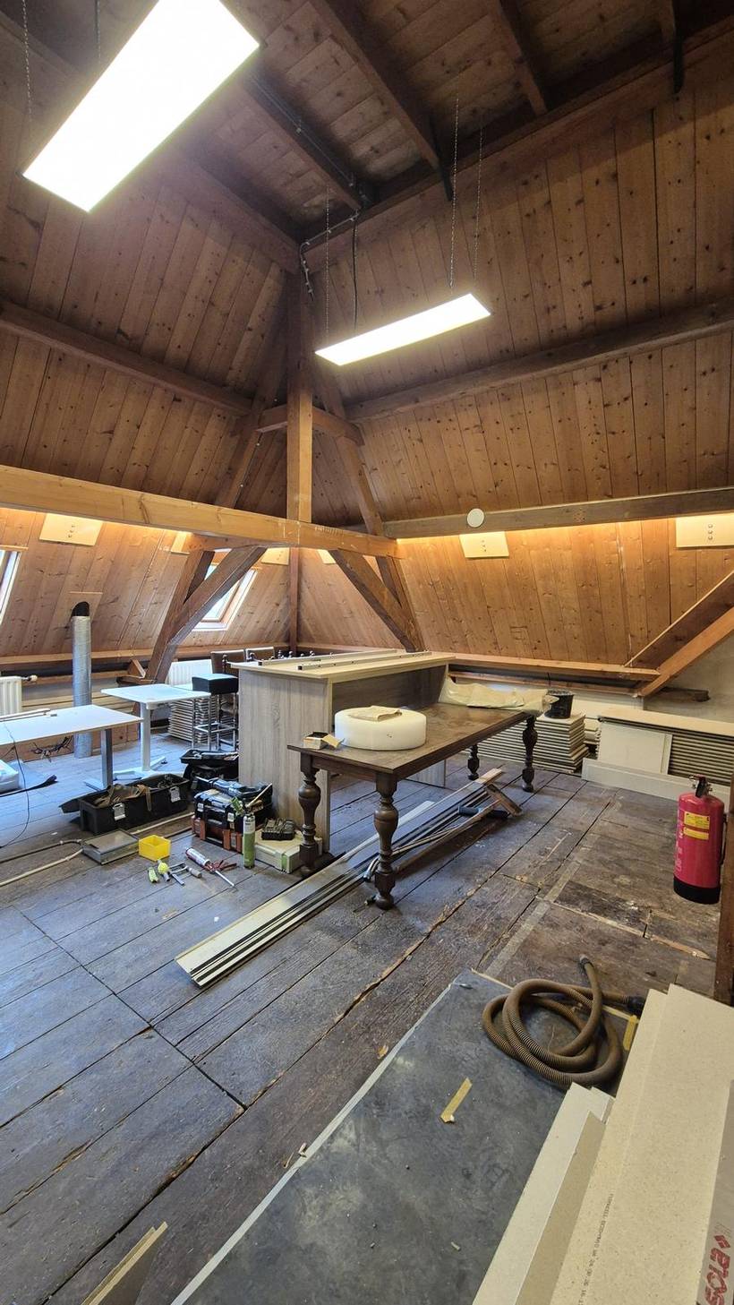De bovenste verdieping na oplevering, met de nieuwe paneelverlichting en ledstrips langs de kap
